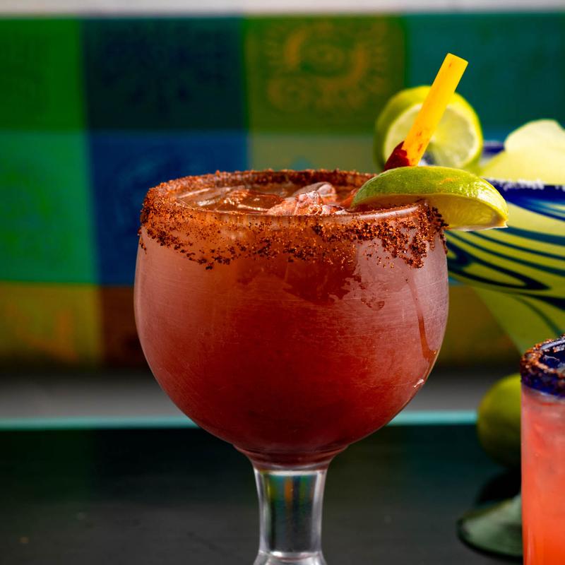 Michelada preparada en vaso escarchado