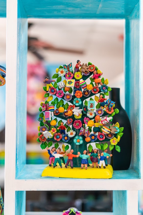 Árbol de la vida de barro policromado en repisa del comedor