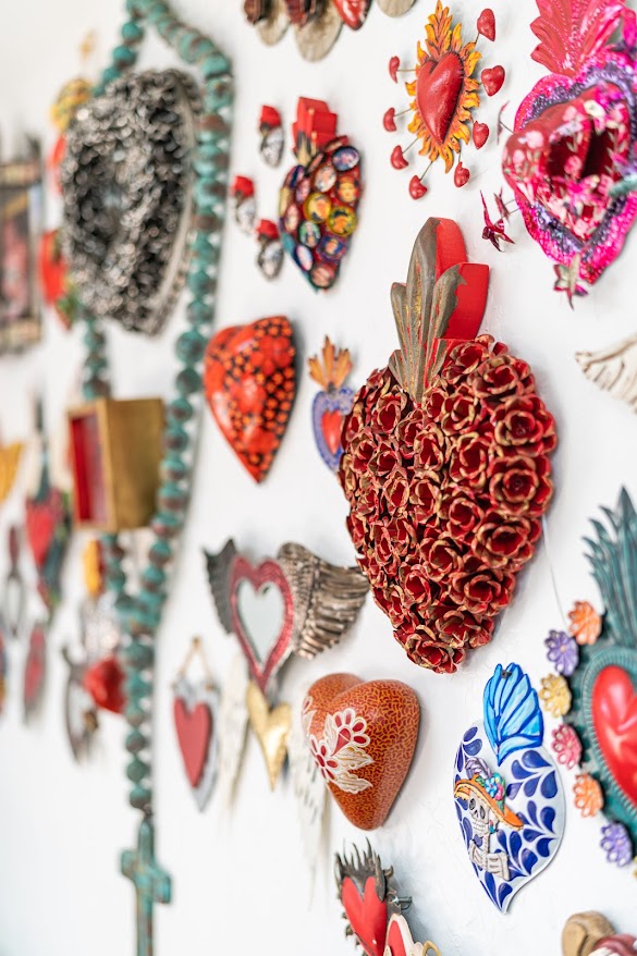 Corazones sagrados y milagros de hojalata y decoración en la pared