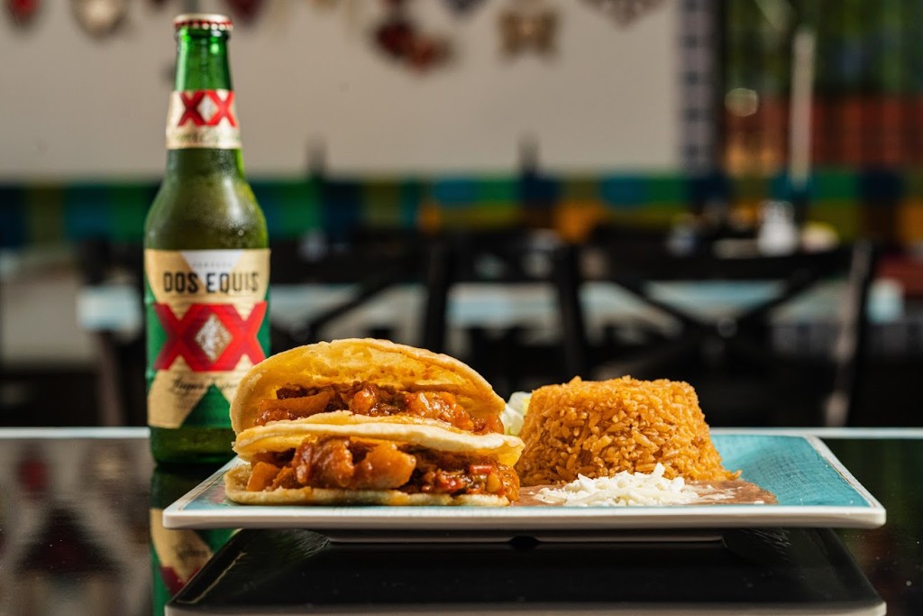 Cerveza Dos Equis con platillo de arroz, frijoles y gorditas