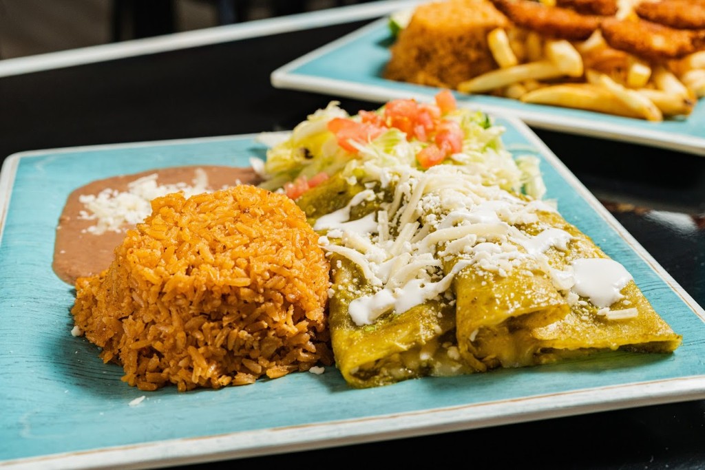 Enchiladas verdes y guarniciones en Mi Sazón