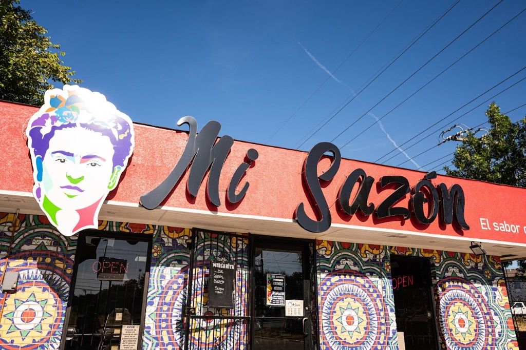 Fachada colorida de Mi Sazón en Dallas