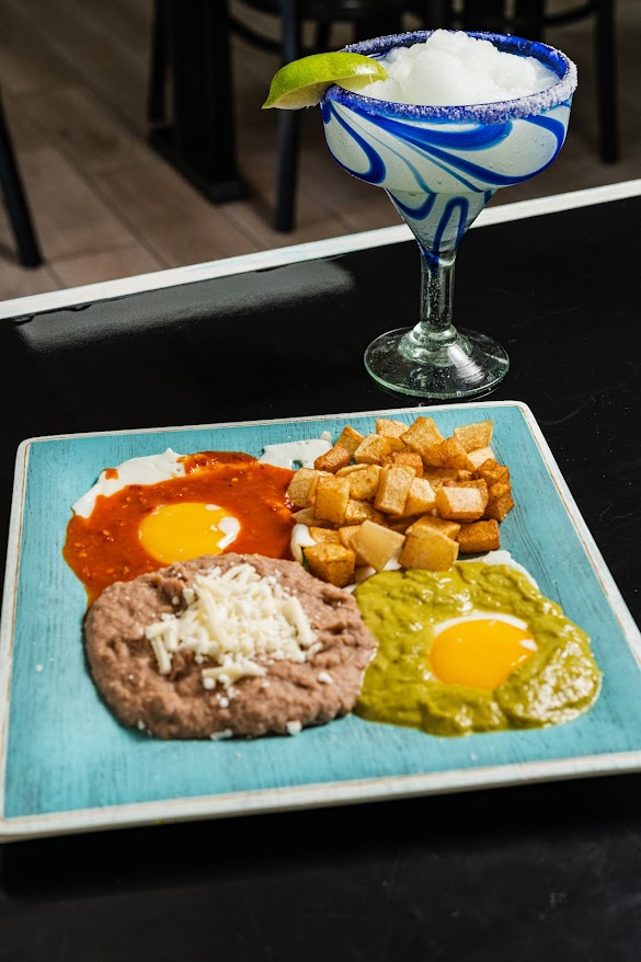Huevos divorciados y margarita frozen en la mesa