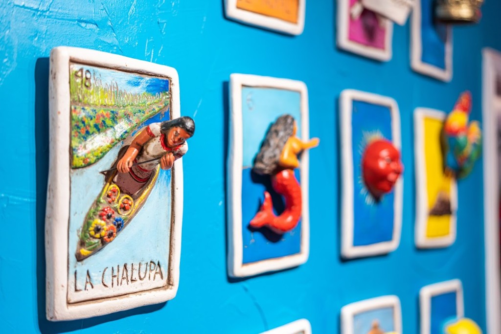 Arte popular y azulejos de lotería mexicana en el comedor de Mi Sazón