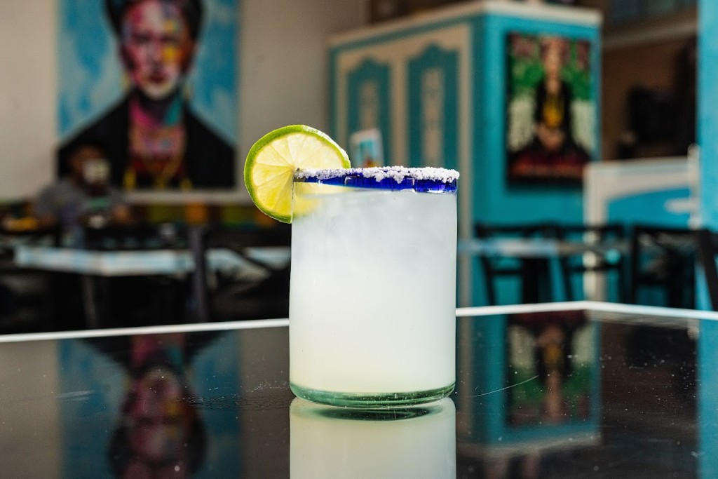 Margarita de limón en las rocas con sal en el bar