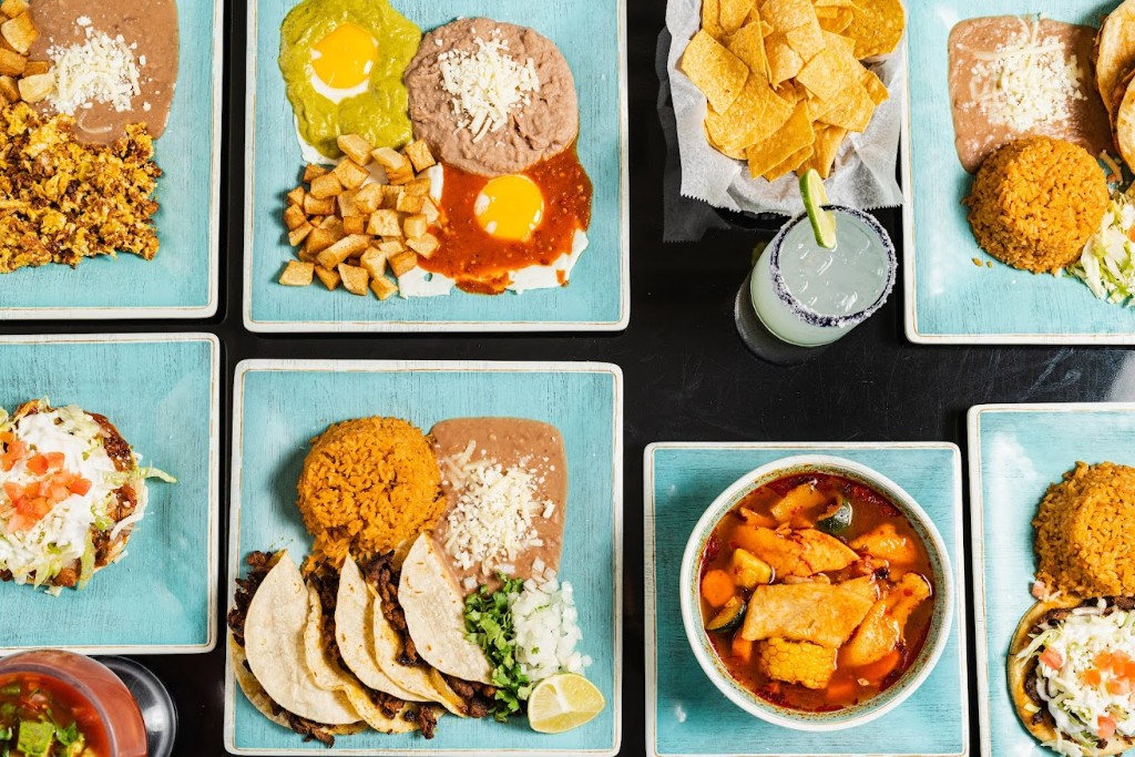 Mesa con variedad de platillos mexicanos en Mi Sazón