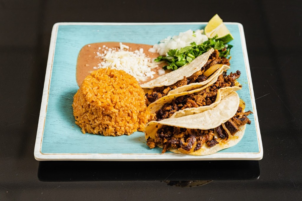 Tacos con arroz mexicano, frijoles y guarnición