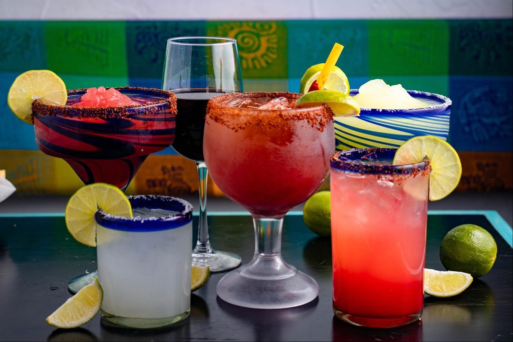 Margaritas y cocteles coloridos con limón y escarcha, ambiente festivo en Mi Sazón