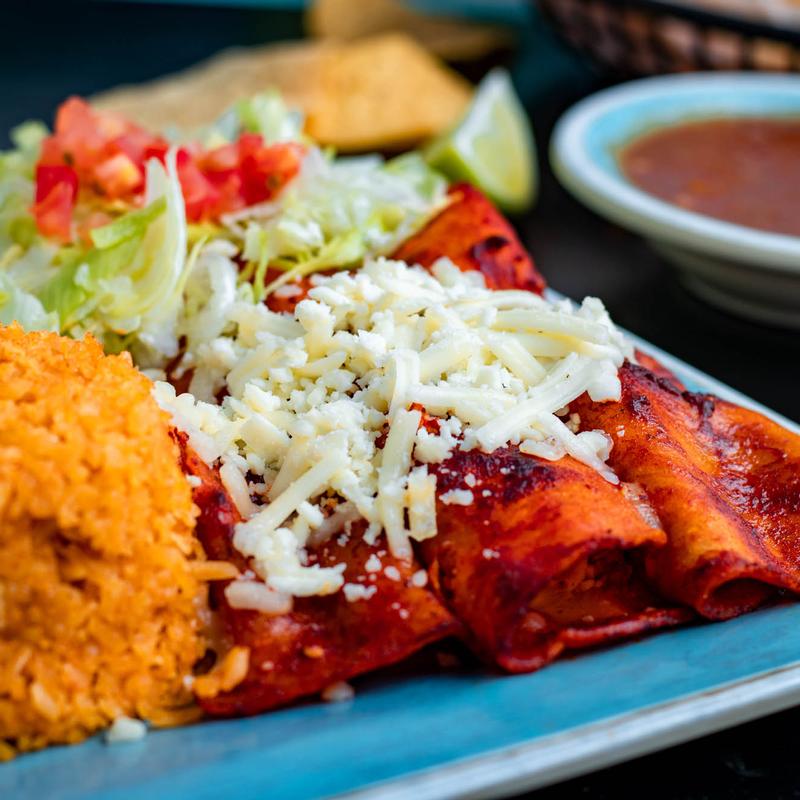 Enchiladas con arroz y frijoles