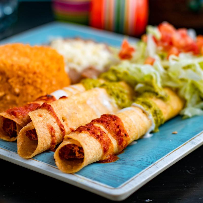 Flautas de bandera con ensalada y salsas