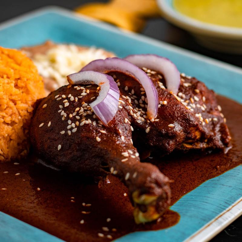 Mole poblano con pollo, arroz y frijoles