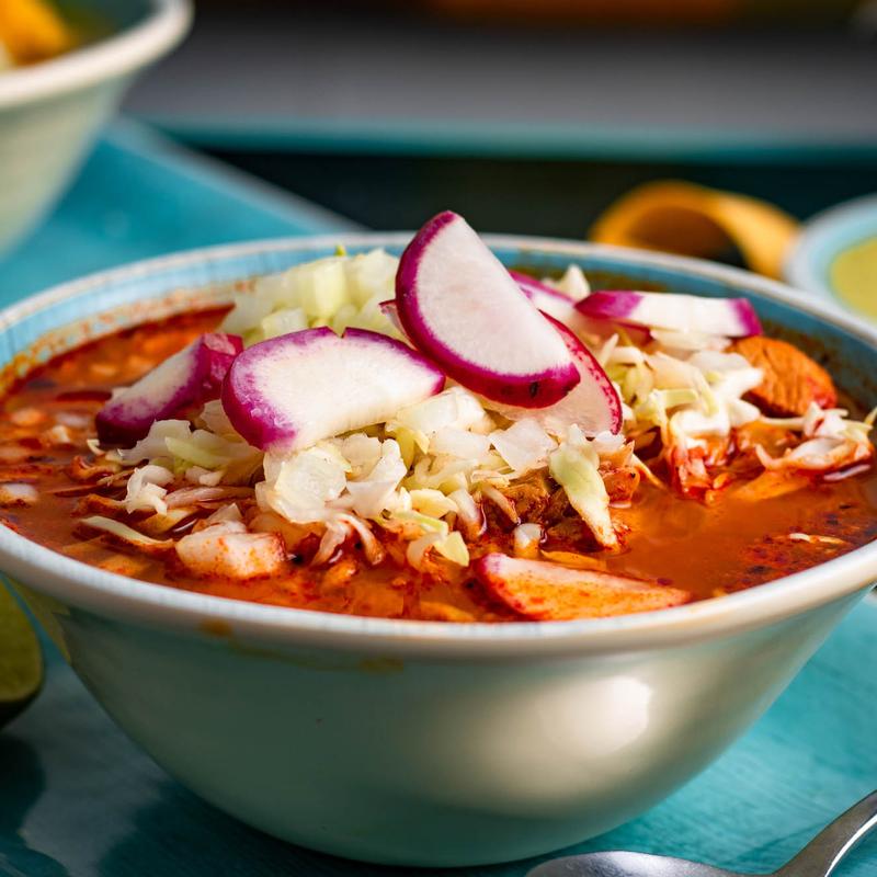 Pozole rojo de puerco con guarniciones